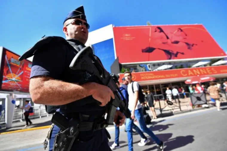 Policajci šeću sa strojnicama