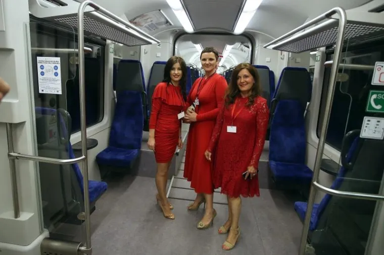 GRANDIOZNU REVIJU NA GLAVNOM POSJETILI BAŠ SVI: Od predsjednice države do predsjednice estrade, svi se ušminkali za ovu prigodu