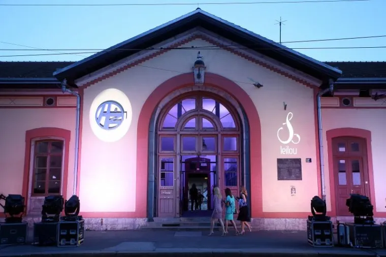 GRANDIOZNU REVIJU NA GLAVNOM POSJETILI BA&Scaron; SVI: Od predsjednice države do predsjednice estrade, svi se u&scaron;minkali za ovu prigodu