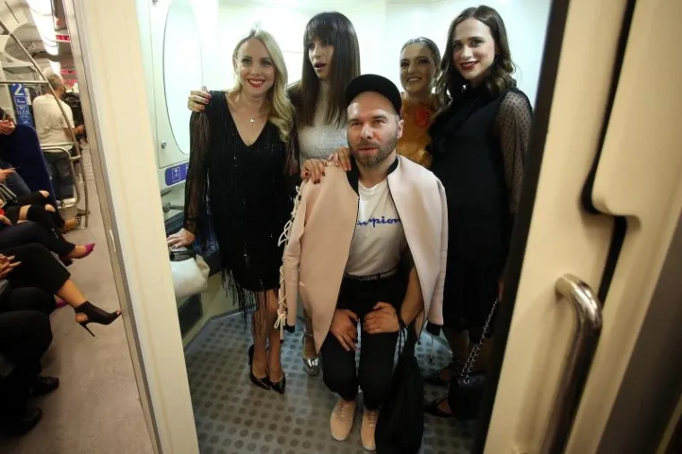 GRANDIOZNU REVIJU NA GLAVNOM POSJETILI BA&Scaron; SVI: Od predsjednice države do predsjednice estrade, svi se u&scaron;minkali za ovu prigodu