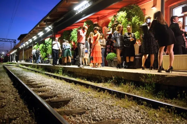 GRANDIOZNU REVIJU NA GLAVNOM POSJETILI BA&Scaron; SVI: Od predsjednice države do predsjednice estrade, svi se u&scaron;minkali za ovu prigodu