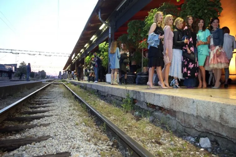 GRANDIOZNU REVIJU NA GLAVNOM POSJETILI BA&Scaron; SVI: Od predsjednice države do predsjednice estrade, svi se u&scaron;minkali za ovu prigodu