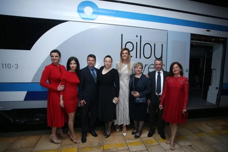 GRANDIOZNU REVIJU NA GLAVNOM POSJETILI BA&Scaron; SVI: Od predsjednice države do predsjednice estrade, svi se u&scaron;minkali za ovu prigodu