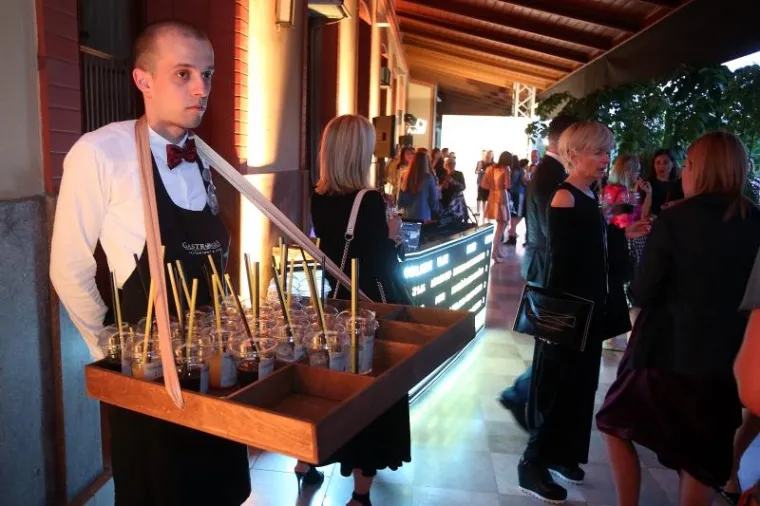 GRANDIOZNU REVIJU NA GLAVNOM POSJETILI BA&Scaron; SVI: Od predsjednice države do predsjednice estrade, svi se u&scaron;minkali za ovu prigodu