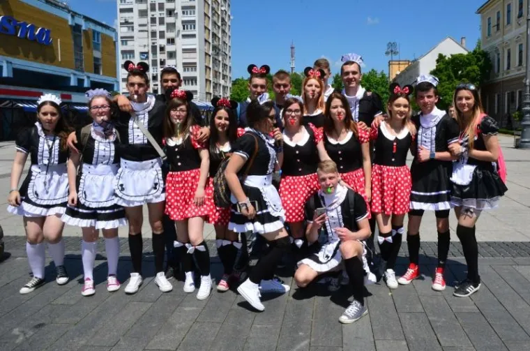 Maturanti odzvanjaju u svakom gradu. Uoči sutra&scaron;nje Norijade, mladi diljem Hrvatske zabavljaju se na razne načine, ali i u pozitivnom tonu, sudjelujući primjerice (Rijeka) u humanitarnoj akciji. Vi&scaron;e pogledajte u fotogaleriji.