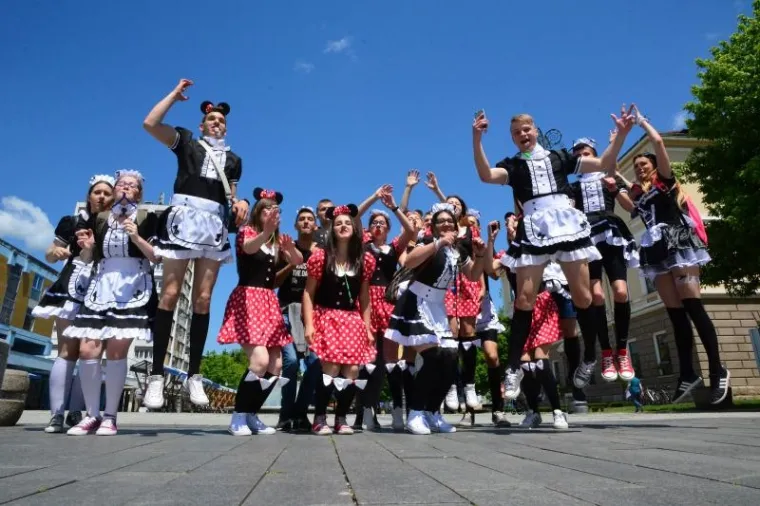 Maturanti odzvanjaju u svakom gradu. Uoči sutra&scaron;nje Norijade, mladi diljem Hrvatske zabavljaju se na razne načine, ali i u pozitivnom tonu, sudjelujući primjerice (Rijeka) u humanitarnoj akciji. Vi&scaron;e pogledajte u fotogaleriji.