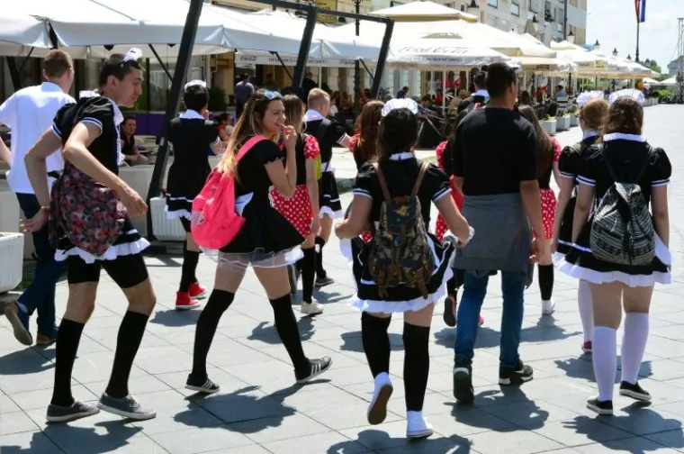 Maturanti odzvanjaju u svakom gradu. Uoči sutra&scaron;nje Norijade, mladi diljem Hrvatske zabavljaju se na razne načine, ali i u pozitivnom tonu, sudjelujući primjerice (Rijeka) u humanitarnoj akciji. Vi&scaron;e pogledajte u fotogaleriji.