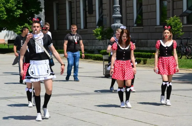 Maturanti odzvanjaju u svakom gradu. Uoči sutra&scaron;nje Norijade, mladi diljem Hrvatske zabavljaju se na razne načine, ali i u pozitivnom tonu, sudjelujući primjerice (Rijeka) u humanitarnoj akciji. Vi&scaron;e pogledajte u fotogaleriji.