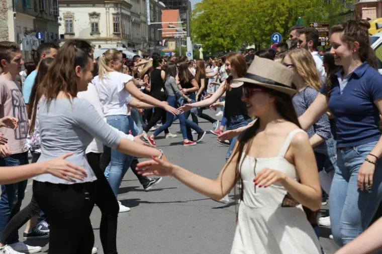 Maturanti odzvanjaju u svakom gradu. Uoči sutra&scaron;nje Norijade, mladi diljem Hrvatske zabavljaju se na razne načine, ali i u pozitivnom tonu, sudjelujući primjerice (Rijeka) u humanitarnoj akciji. Vi&scaron;e pogledajte u fotogaleriji.
