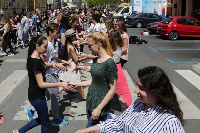 Maturanti odzvanjaju u svakom gradu. Uoči sutra&scaron;nje Norijade, mladi diljem Hrvatske zabavljaju se na razne načine, ali i u pozitivnom tonu, sudjelujući primjerice (Rijeka) u humanitarnoj akciji. Vi&scaron;e pogledajte u fotogaleriji.