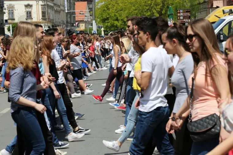 Maturanti odzvanjaju u svakom gradu. Uoči sutra&scaron;nje Norijade, mladi diljem Hrvatske zabavljaju se na razne načine, ali i u pozitivnom tonu, sudjelujući primjerice (Rijeka) u humanitarnoj akciji. Vi&scaron;e pogledajte u fotogaleriji.