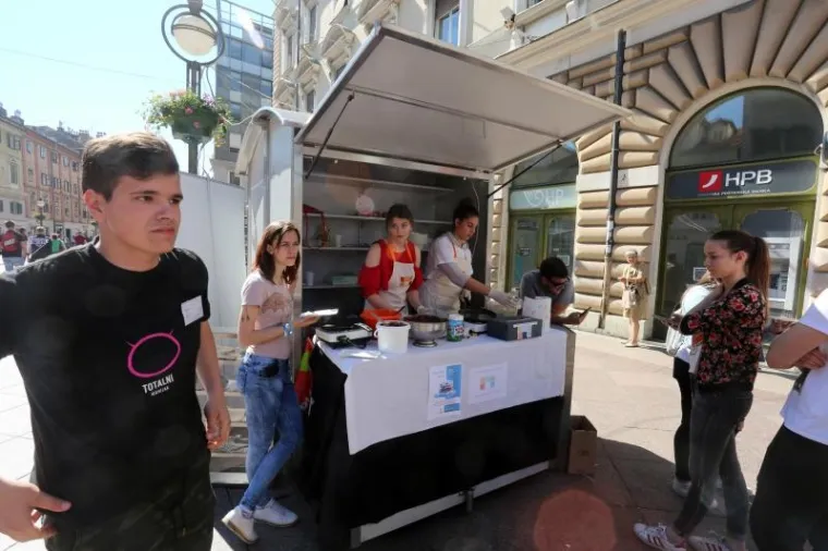 Maturanti odzvanjaju u svakom gradu. Uoči sutra&scaron;nje Norijade, mladi diljem Hrvatske zabavljaju se na razne načine, ali i u pozitivnom tonu, sudjelujući primjerice (Rijeka) u humanitarnoj akciji. Vi&scaron;e pogledajte u fotogaleriji.