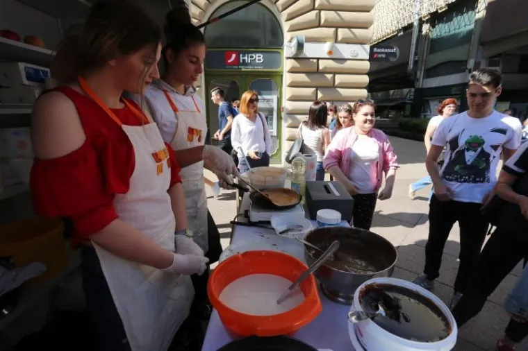 Maturanti odzvanjaju u svakom gradu. Uoči sutra&scaron;nje Norijade, mladi diljem Hrvatske zabavljaju se na razne načine, ali i u pozitivnom tonu, sudjelujući primjerice (Rijeka) u humanitarnoj akciji. Vi&scaron;e pogledajte u fotogaleriji.