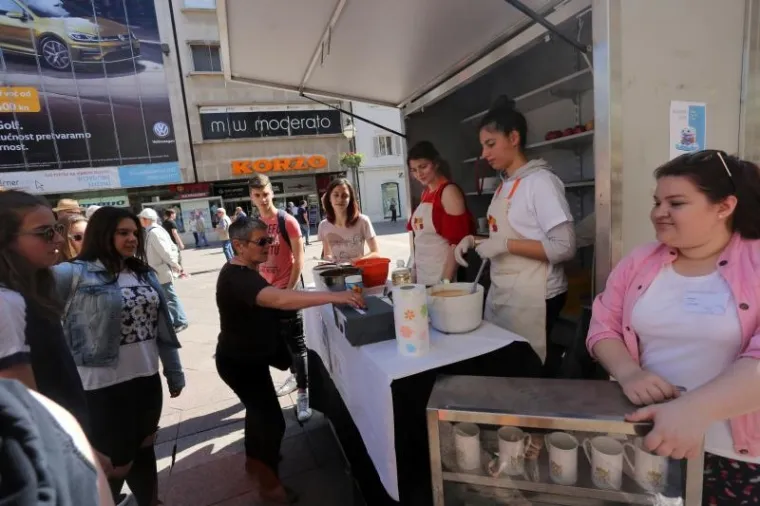 Maturanti odzvanjaju u svakom gradu. Uoči sutra&scaron;nje Norijade, mladi diljem Hrvatske zabavljaju se na razne načine, ali i u pozitivnom tonu, sudjelujući primjerice (Rijeka) u humanitarnoj akciji. Vi&scaron;e pogledajte u fotogaleriji.