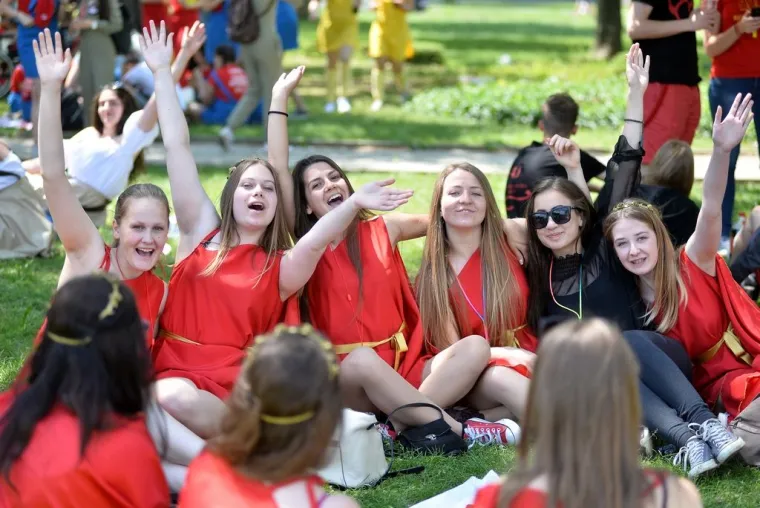 Maturanti odzvanjaju u svakom gradu. Uoči sutra&scaron;nje Norijade, mladi diljem Hrvatske zabavljaju se na razne načine, ali i u pozitivnom tonu, sudjelujući primjerice (Rijeka) u humanitarnoj akciji. Vi&scaron;e pogledajte u fotogaleriji.