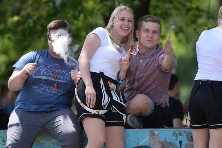 Maturanti odzvanjaju u svakom gradu. Uoči sutra&scaron;nje Norijade, mladi diljem Hrvatske zabavljaju se na razne načine, ali i u pozitivnom tonu, sudjelujući primjerice (Rijeka) u humanitarnoj akciji. Vi&scaron;e pogledajte u fotogaleriji.