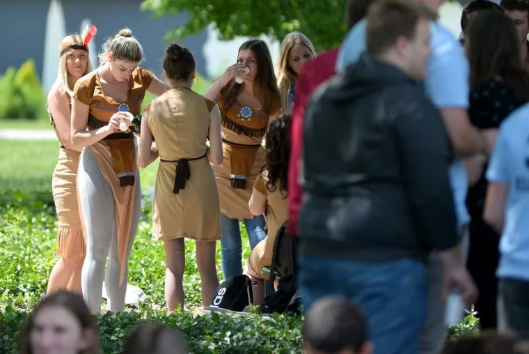 Maturanti odzvanjaju u svakom gradu. Uoči sutra&scaron;nje Norijade, mladi diljem Hrvatske zabavljaju se na razne načine, ali i u pozitivnom tonu, sudjelujući primjerice (Rijeka) u humanitarnoj akciji. Vi&scaron;e pogledajte u fotogaleriji.