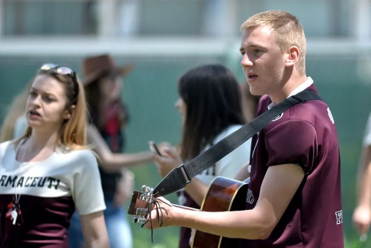 Maturanti odzvanjaju u svakom gradu. Uoči sutra&scaron;nje Norijade, mladi diljem Hrvatske zabavljaju se na razne načine, ali i u pozitivnom tonu, sudjelujući primjerice (Rijeka) u humanitarnoj akciji. Vi&scaron;e pogledajte u fotogaleriji.