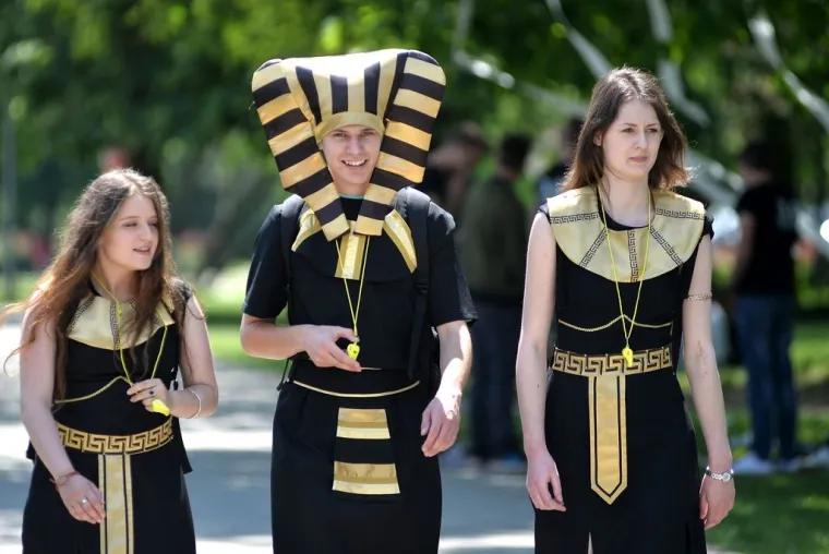 Maturanti odzvanjaju u svakom gradu. Uoči sutra&scaron;nje Norijade, mladi diljem Hrvatske zabavljaju se na razne načine, ali i u pozitivnom tonu, sudjelujući primjerice (Rijeka) u humanitarnoj akciji. Vi&scaron;e pogledajte u fotogaleriji.