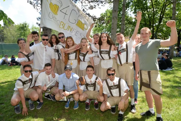 Maturanti odzvanjaju u svakom gradu. Uoči sutra&scaron;nje Norijade, mladi diljem Hrvatske zabavljaju se na razne načine, ali i u pozitivnom tonu, sudjelujući primjerice (Rijeka) u humanitarnoj akciji. Vi&scaron;e pogledajte u fotogaleriji.