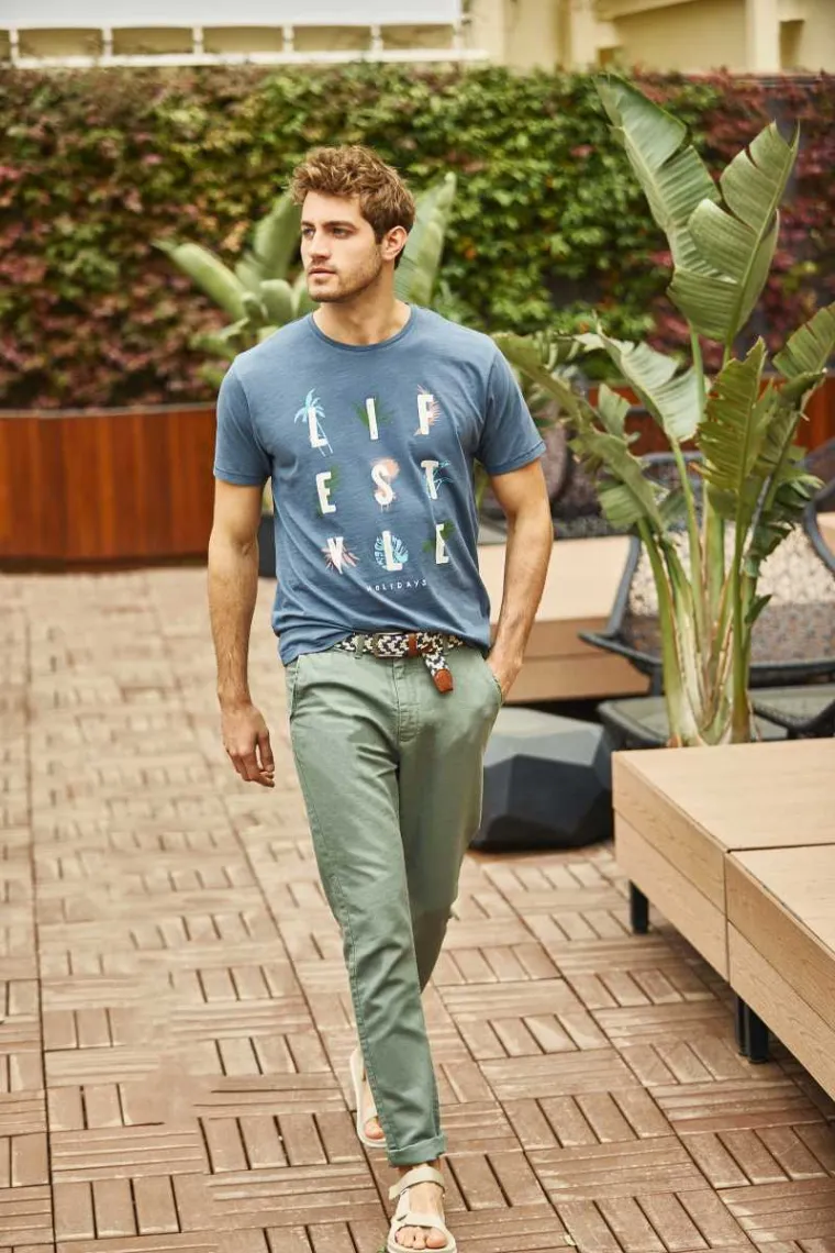 Springfield je za njega pripremio prave muževne komade lagano obogaćene nježnim tonovima plave i roze koje postaju odličan spoj.