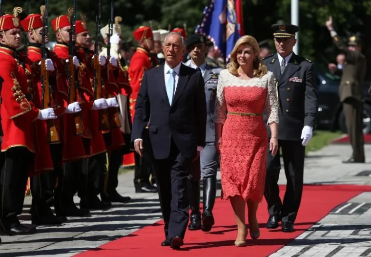 Haljinu koraljne boje s bijelim gornjim dijelom upotpunila je zelenim remenom.