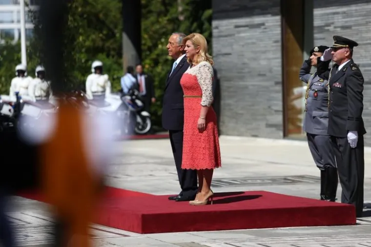 HVALI SE VITKOM LINIJOM: Kolinda Grabar Kitarović dočekala portugalskog predsjednika u laskavoj haljini