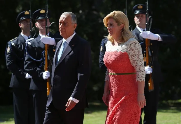HVALI SE VITKOM LINIJOM: Kolinda Grabar Kitarović dočekala portugalskog predsjednika u laskavoj haljini