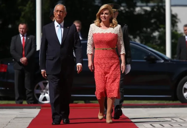 Predsjednica je za tu prigodu odjenula čipkastu dvobojnu haljinu.