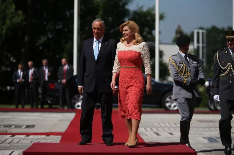 Odabrala je neutralne, bež cipele.