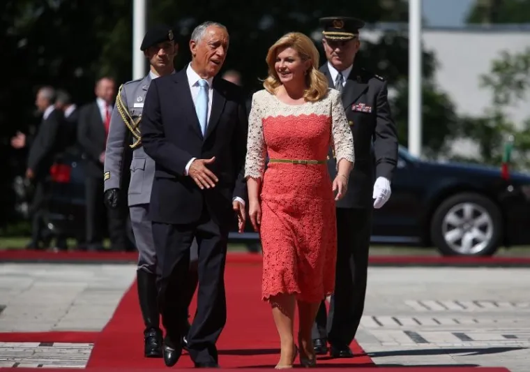 HVALI SE VITKOM LINIJOM: Kolinda Grabar Kitarović dočekala portugalskog predsjednika u laskavoj haljini