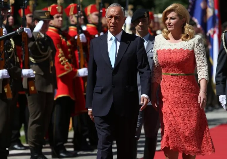 HVALI SE VITKOM LINIJOM: Kolinda Grabar Kitarović dočekala portugalskog predsjednika u laskavoj haljini