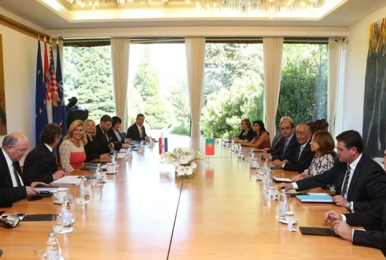 HVALI SE VITKOM LINIJOM: Kolinda Grabar Kitarović dočekala portugalskog predsjednika u laskavoj haljini