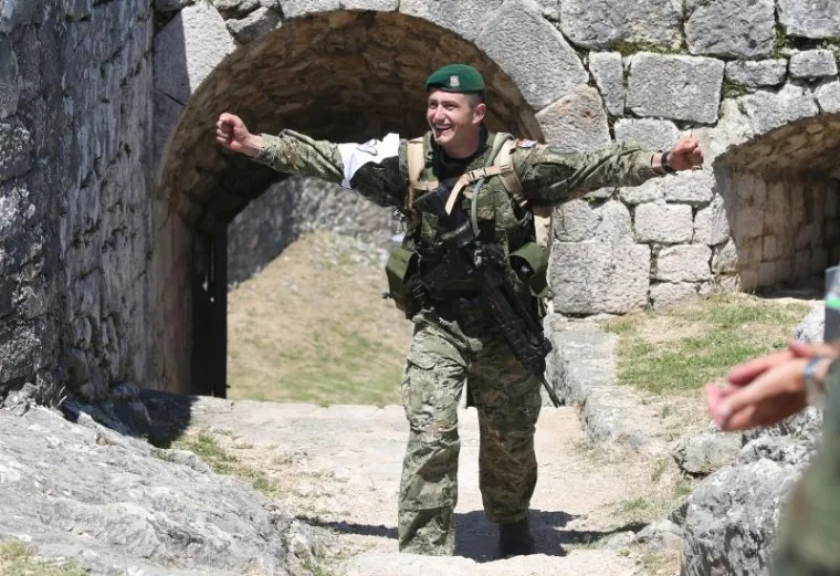 U Kninu je održana zavr&scaron;nica &scaron;estog po redu natjecanja "Prvi za Hrvatsku 2017." u čemu sudjeluje 150 natjecatelja, od toga 35 pripadnika oružanih snaga savezničkih/partnerskih zemalja. S obzirom na međunarodni karakter natjecanje se provodi i pod nazivom &bdquo;Best soldier competition&ldquo;. Prvi za Hrvatsku i pobjednik je skupnik Ivo Ba&scaron;ić, drugi je pozornik Marino Protrka. a treći je bio vojnik Nikola Polić.