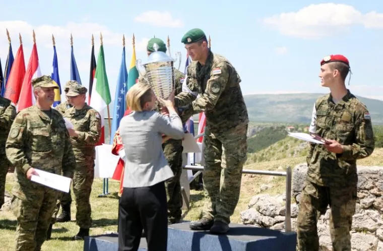 U Kninu je održana zavr&scaron;nica &scaron;estog po redu natjecanja "Prvi za Hrvatsku 2017." u čemu sudjeluje 150 natjecatelja, od toga 35 pripadnika oružanih snaga savezničkih/partnerskih zemalja. S obzirom na međunarodni karakter natjecanje se provodi i pod nazivom &bdquo;Best soldier competition&ldquo;. Prvi za Hrvatsku i pobjednik je skupnik Ivo Ba&scaron;ić, drugi je pozornik Marino Protrka. a treći je bio vojnik Nikola Polić.