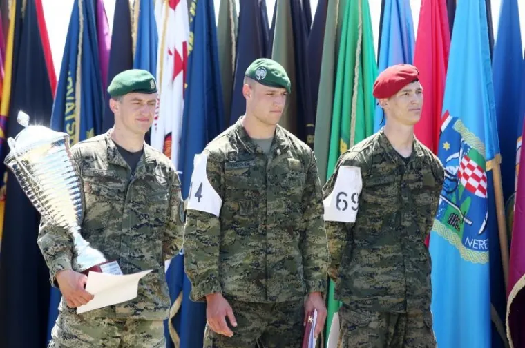 U Kninu je održana zavr&scaron;nica &scaron;estog po redu natjecanja "Prvi za Hrvatsku 2017." u čemu sudjeluje 150 natjecatelja, od toga 35 pripadnika oružanih snaga savezničkih/partnerskih zemalja. S obzirom na međunarodni karakter natjecanje se provodi i pod nazivom &bdquo;Best soldier competition&ldquo;. Prvi za Hrvatsku i pobjednik je skupnik Ivo Ba&scaron;ić, drugi je pozornik Marino Protrka. a treći je bio vojnik Nikola Polić.