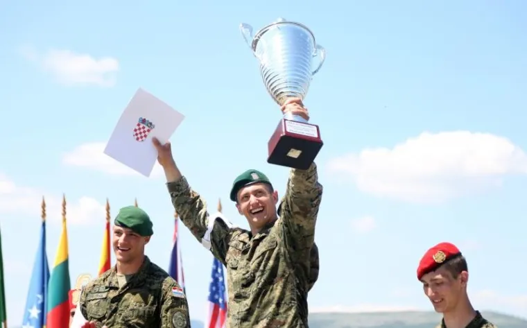 U Kninu je održana zavr&scaron;nica &scaron;estog po redu natjecanja "Prvi za Hrvatsku 2017." u čemu sudjeluje 150 natjecatelja, od toga 35 pripadnika oružanih snaga savezničkih/partnerskih zemalja. S obzirom na međunarodni karakter natjecanje se provodi i pod nazivom &bdquo;Best soldier competition&ldquo;. Prvi za Hrvatsku i pobjednik je skupnik Ivo Ba&scaron;ić, drugi je pozornik Marino Protrka. a treći je bio vojnik Nikola Polić.