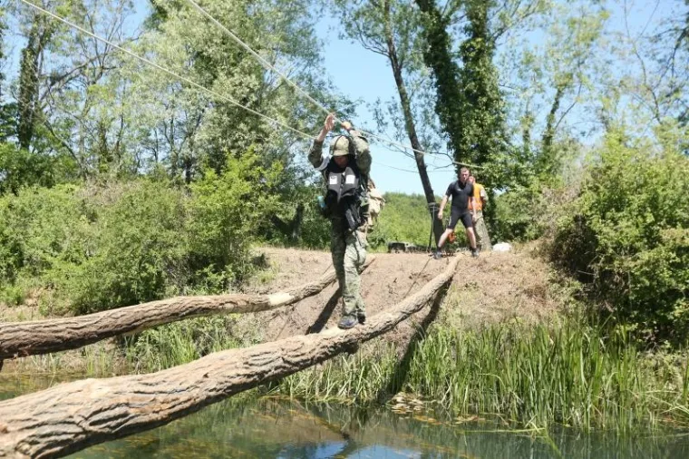 U Kninu je održana zavr&scaron;nica &scaron;estog po redu natjecanja "Prvi za Hrvatsku 2017." u čemu sudjeluje 150 natjecatelja, od toga 35 pripadnika oružanih snaga savezničkih/partnerskih zemalja. S obzirom na međunarodni karakter natjecanje se provodi i pod nazivom &bdquo;Best soldier competition&ldquo;. Prvi za Hrvatsku i pobjednik je skupnik Ivo Ba&scaron;ić, drugi je pozornik Marino Protrka. a treći je bio vojnik Nikola Polić.