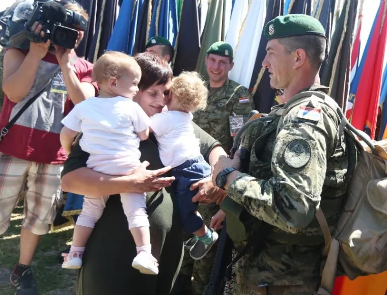 U Kninu je održana zavr&scaron;nica &scaron;estog po redu natjecanja "Prvi za Hrvatsku 2017." u čemu sudjeluje 150 natjecatelja, od toga 35 pripadnika oružanih snaga savezničkih/partnerskih zemalja. S obzirom na međunarodni karakter natjecanje se provodi i pod nazivom &bdquo;Best soldier competition&ldquo;. Prvi za Hrvatsku i pobjednik je skupnik Ivo Ba&scaron;ić, drugi je pozornik Marino Protrka. a treći je bio vojnik Nikola Polić.