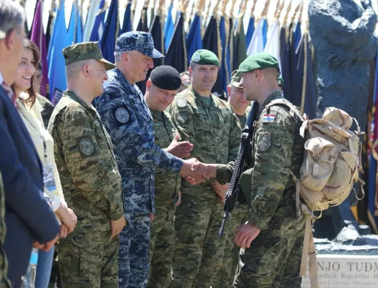 U Kninu je održana zavr&scaron;nica &scaron;estog po redu natjecanja "Prvi za Hrvatsku 2017." u čemu sudjeluje 150 natjecatelja, od toga 35 pripadnika oružanih snaga savezničkih/partnerskih zemalja. S obzirom na međunarodni karakter natjecanje se provodi i pod nazivom &bdquo;Best soldier competition&ldquo;. Prvi za Hrvatsku i pobjednik je skupnik Ivo Ba&scaron;ić, drugi je pozornik Marino Protrka. a treći je bio vojnik Nikola Polić.