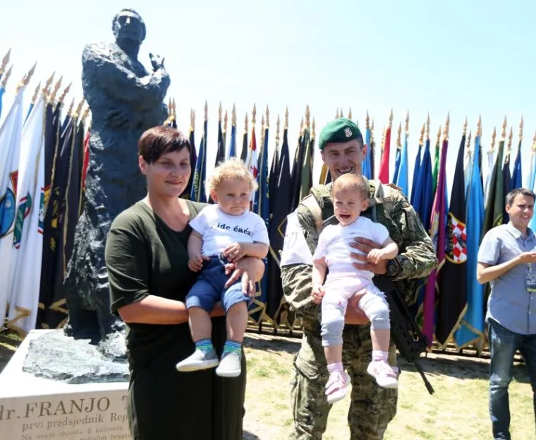 U Kninu je održana zavr&scaron;nica &scaron;estog po redu natjecanja "Prvi za Hrvatsku 2017." u čemu sudjeluje 150 natjecatelja, od toga 35 pripadnika oružanih snaga savezničkih/partnerskih zemalja. S obzirom na međunarodni karakter natjecanje se provodi i pod nazivom &bdquo;Best soldier competition&ldquo;. Prvi za Hrvatsku i pobjednik je skupnik Ivo Ba&scaron;ić, drugi je pozornik Marino Protrka. a treći je bio vojnik Nikola Polić.