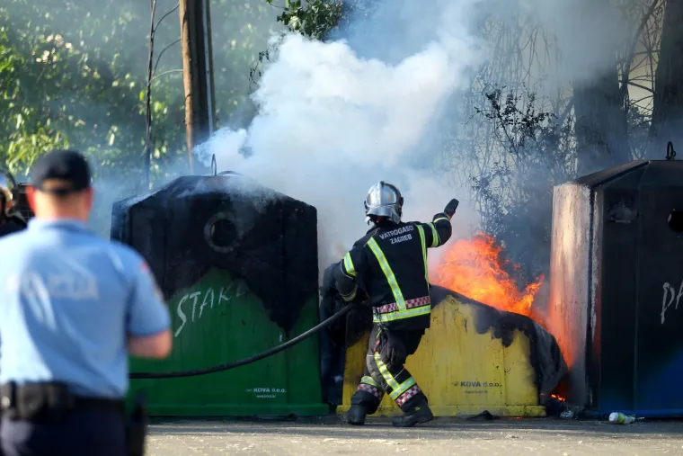 Vatrogasci gase kontejnere