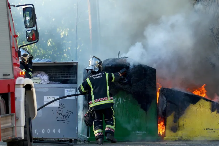 Vatrogasci gase kontejnere