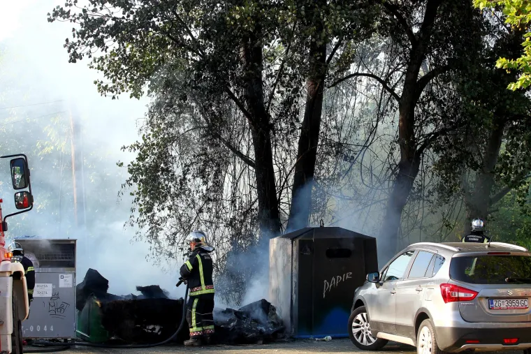 Vatrogasci gase kontejnere