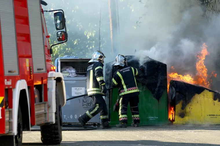 Vatrogasci gase kontejnere