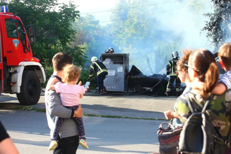 Vatrogasci gase kontejnere
