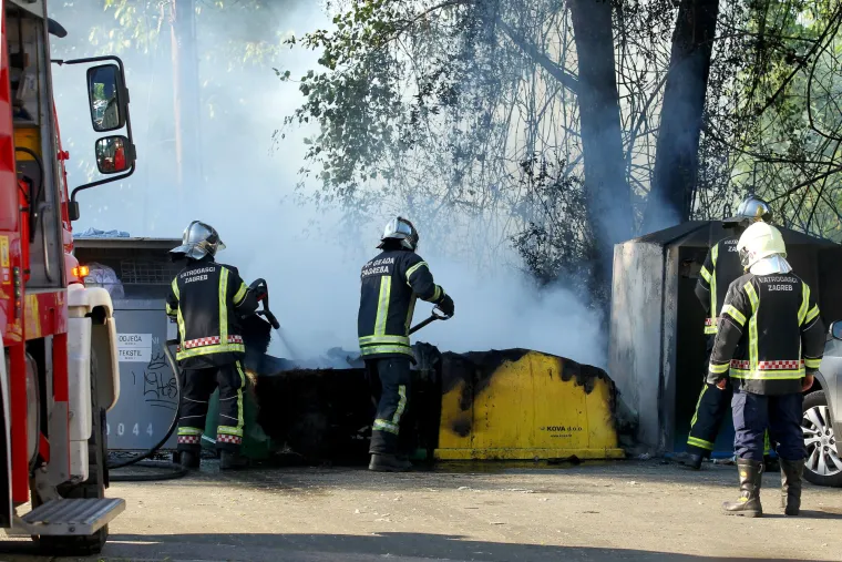 Vatrogasci gase kontejnere