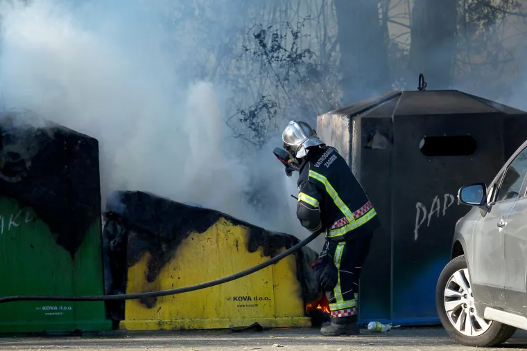 Vatrogasci gase kontejnere
