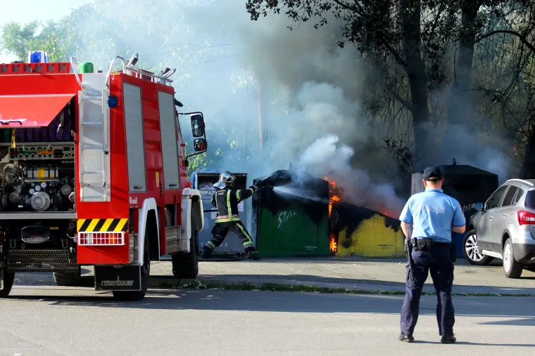 Vatrogasci gase kontejnere