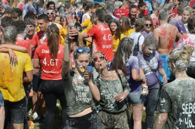 FOTOGALERIJA: Slavlje maturanata u gradovima diljem Hrvatske